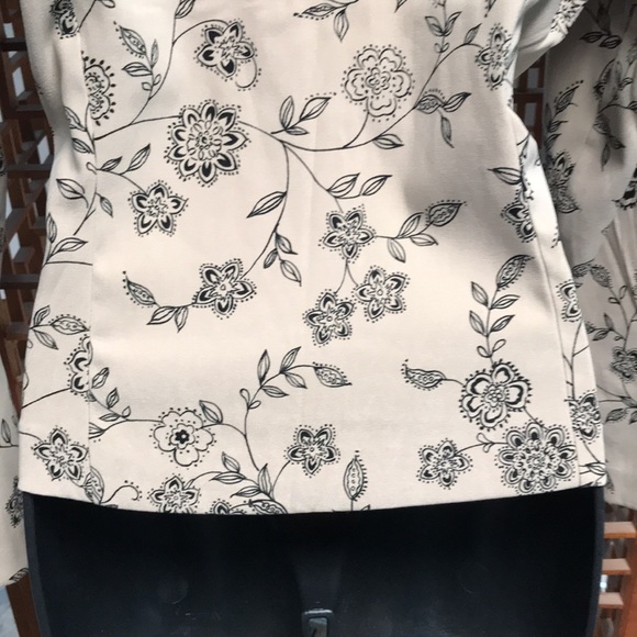 Melissa Harper cream and Black zip-up jacket perfect with slacks. Size 10. - Picture 6 of 8